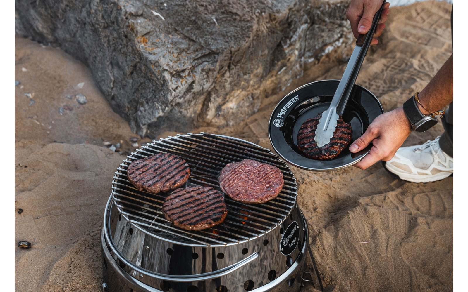 Oppbevaring av Grill- og kulltang i rustfritt stål med tregrep 41 cm - Petromax med låsemekanisme