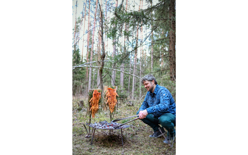 Grill- og kulltang i rustfritt stål med tregrep 41 cm - Petromax hengende på krok