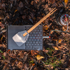 Grill- og stekespade Flip i rustfritt stål 14x10 cm i bruk på grill
