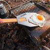 Grill- og stekespade Flip i rustfritt stål 14x10 cm med mat på grill