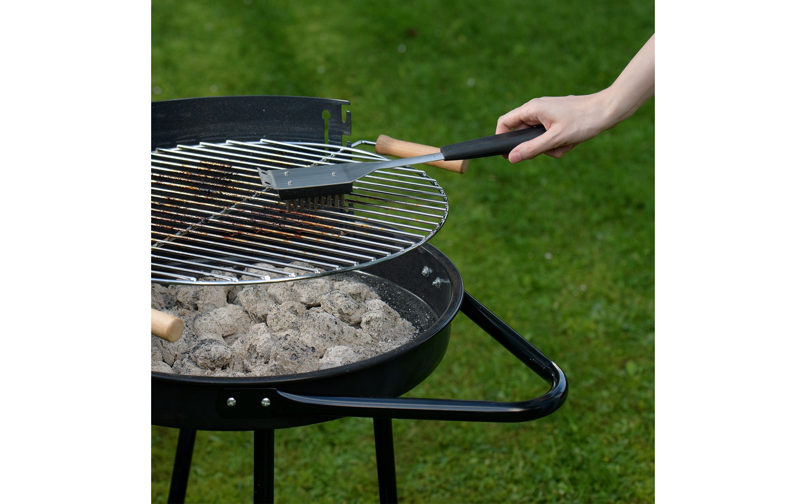 Nærbilde av ergonomisk grep på Grillbørste 38,5 cm med skrapekant i rustfritt stål - Westmark