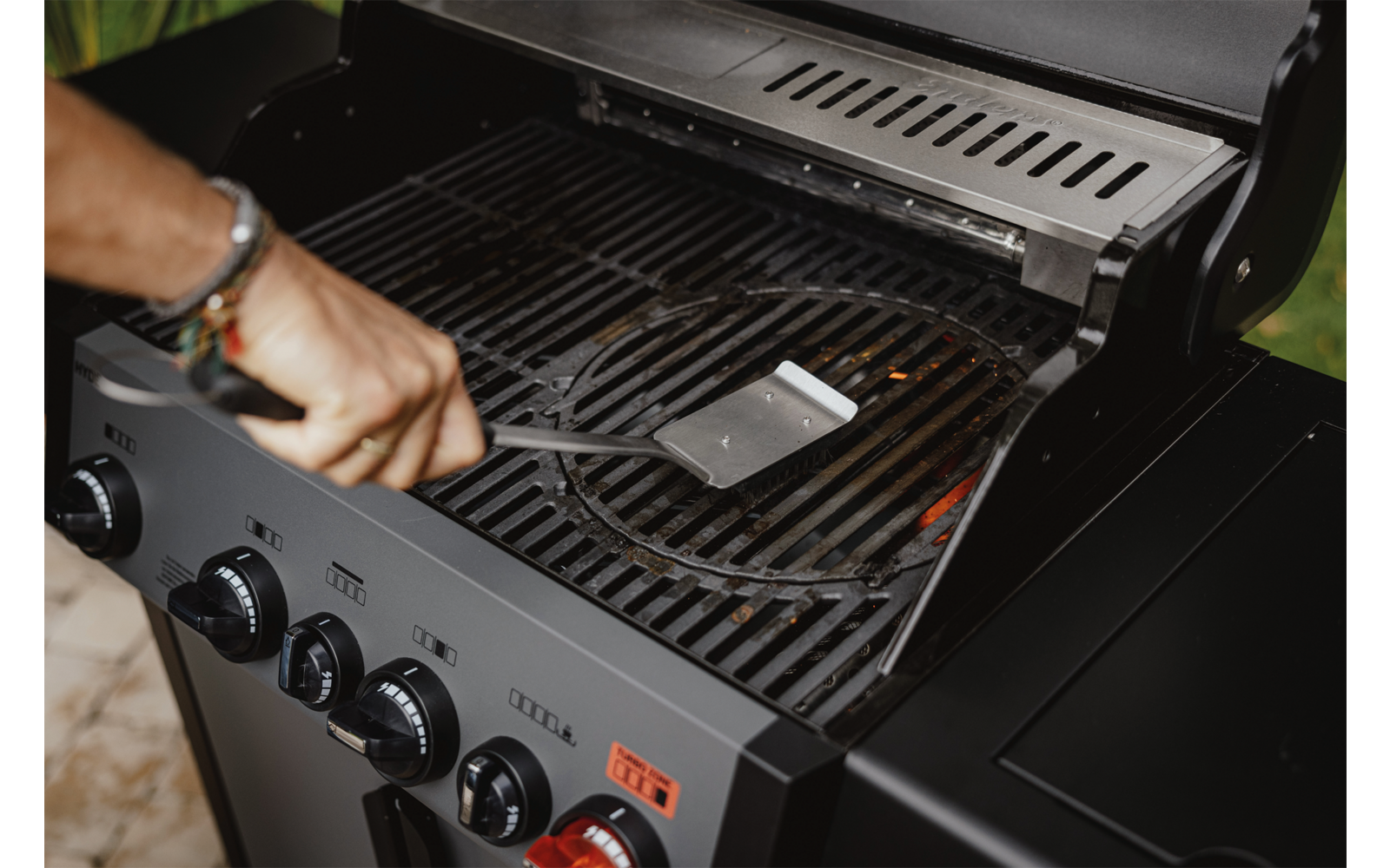 Grillbørste i rustfritt stål med soft-touch grep bakside