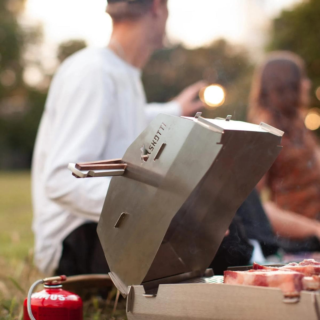 Grilllokk Cap med grilltang rustfritt stål i bruk