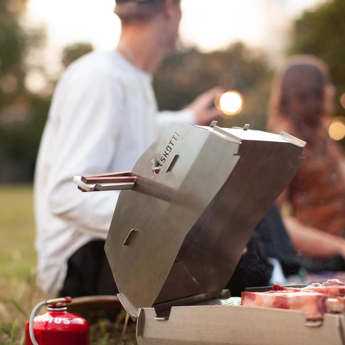 Grilllokk Cap med grilltang rustfritt stål i bruk