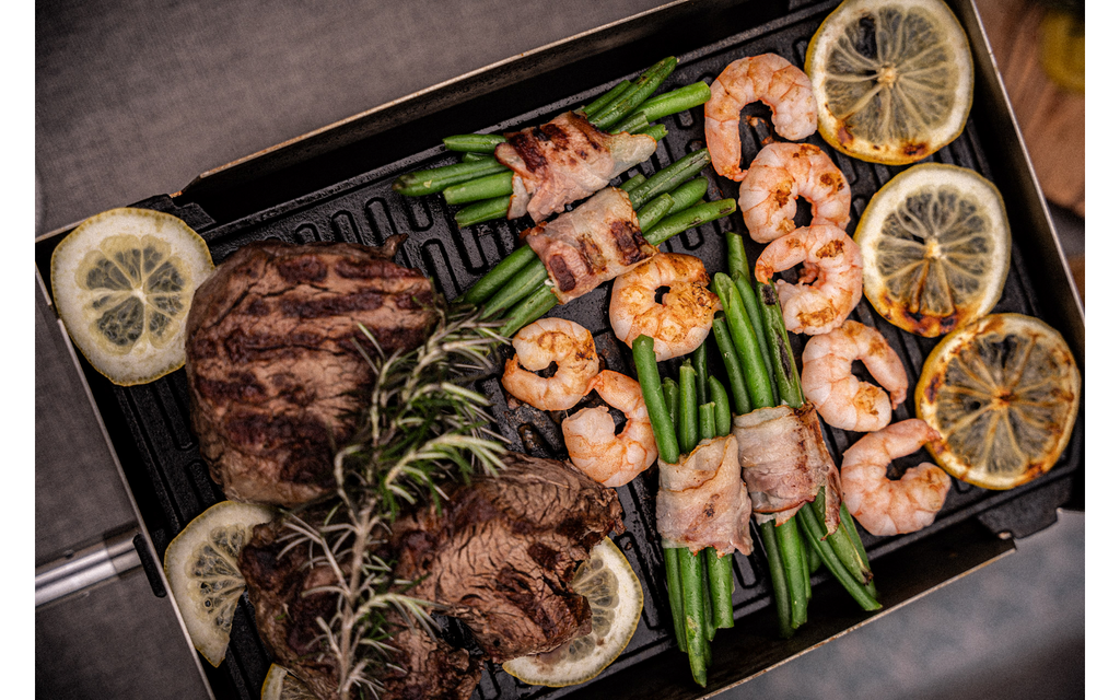 Grillplate Kast 2-i-1 plancha og griddle i støpejern i bruk