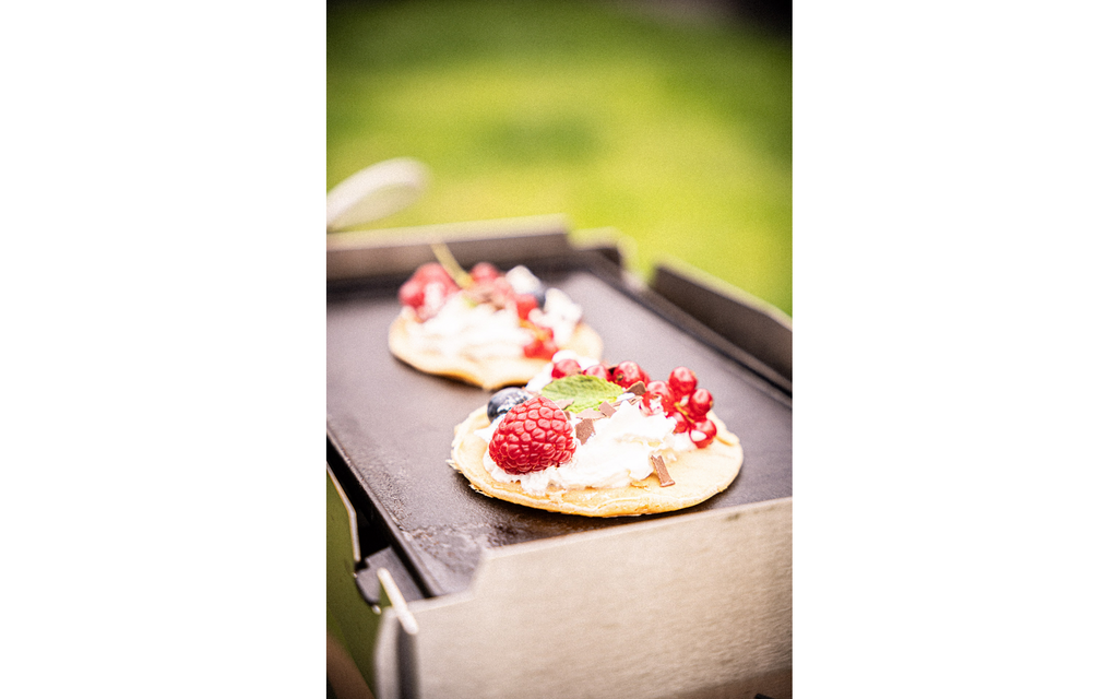 Grillplate Kast 2-i-1 plancha og griddle i støpejern med mat