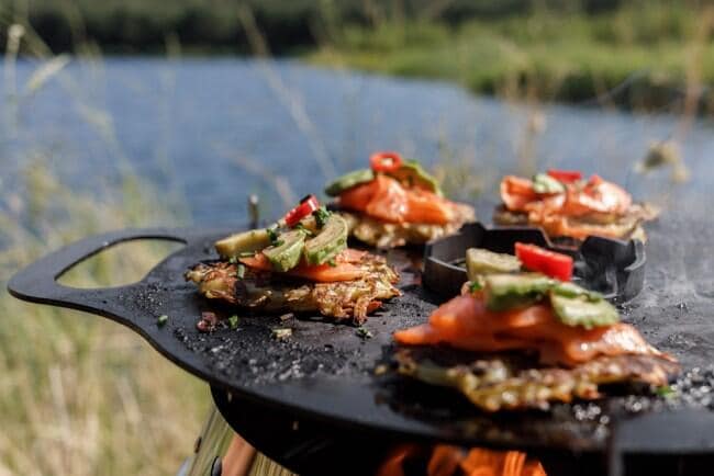 Detalj av oljet stål på Grillplate stål med bærestativ 45,7x38,3 cm for Atago - Petromax
