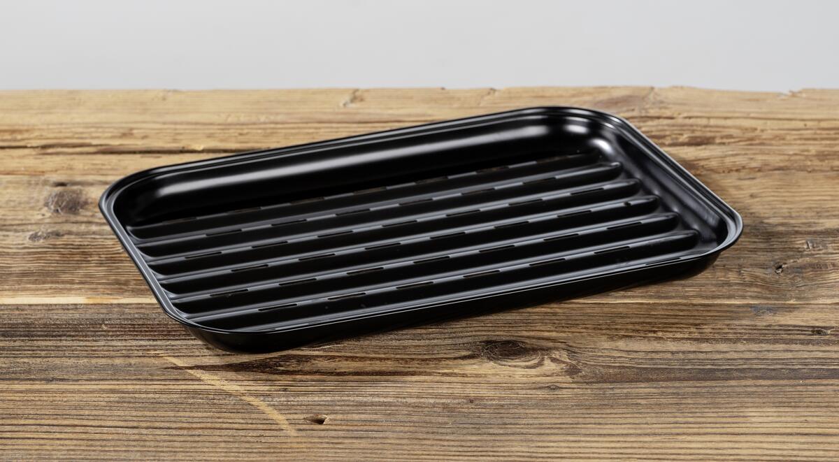 Nærbilde av overflate på Grillskål Luca rustfritt stål 34,5x24,5 cm svart