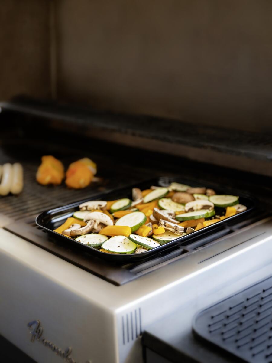 Grillskål Luca rustfritt stål 34,5x24,5 cm svart med mat