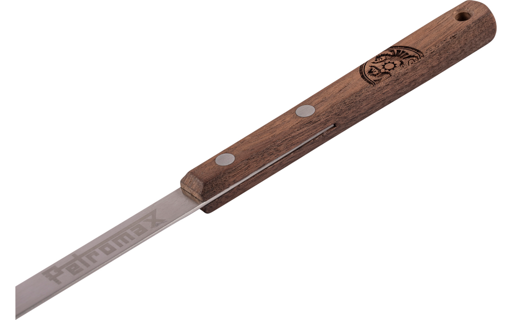 Grillspyd SK40 40 cm rustfritt stål med valnøttskaft i bruk utendørs