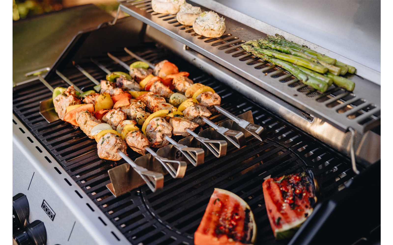 Grillspydsett 6-delt i rustfritt stål med stativ montert på grill