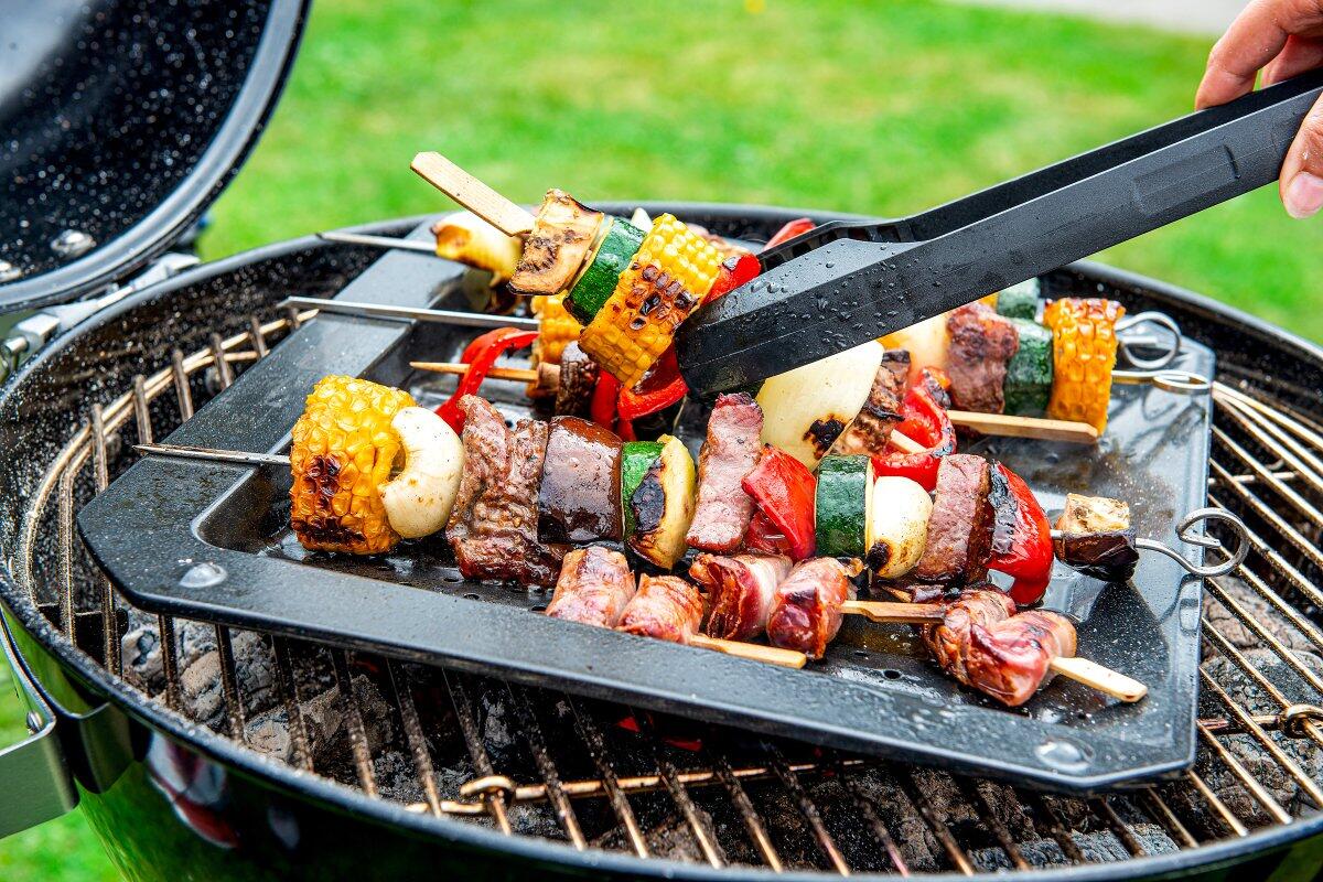 Montert Grilltang BBQ 32,5 cm i kunststoff svart på grill