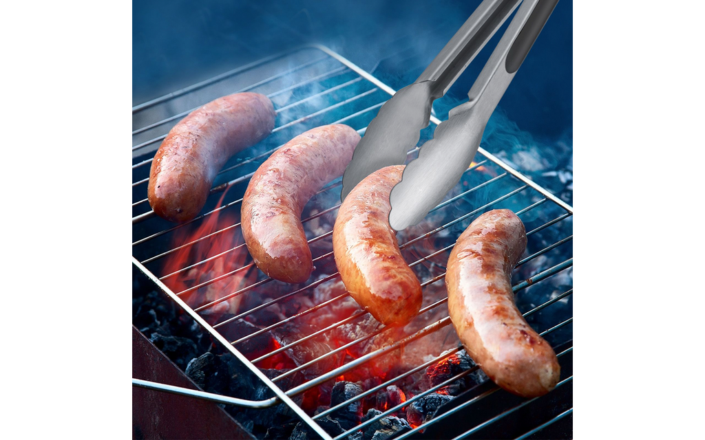 Grilltang Classic Spezial M 20 cm i bruk ved servering av kjøtt