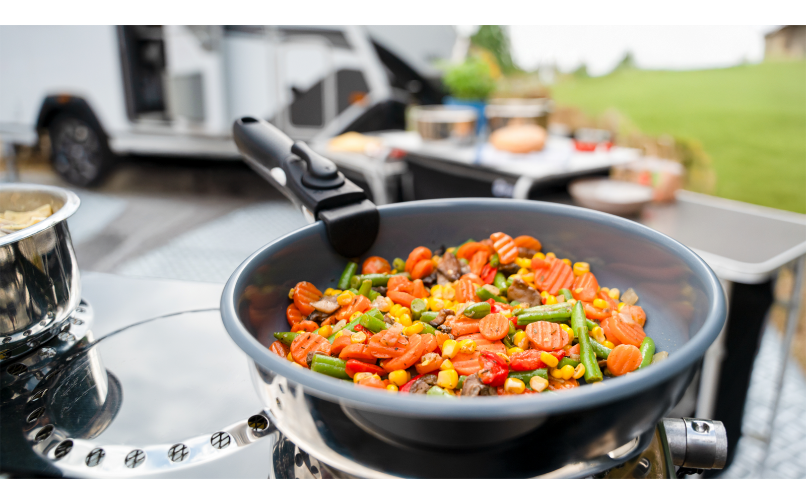 Stekepanne fra Grytesett 6-deler rustfritt stål med glasslokk og tanggrep - BlueOak