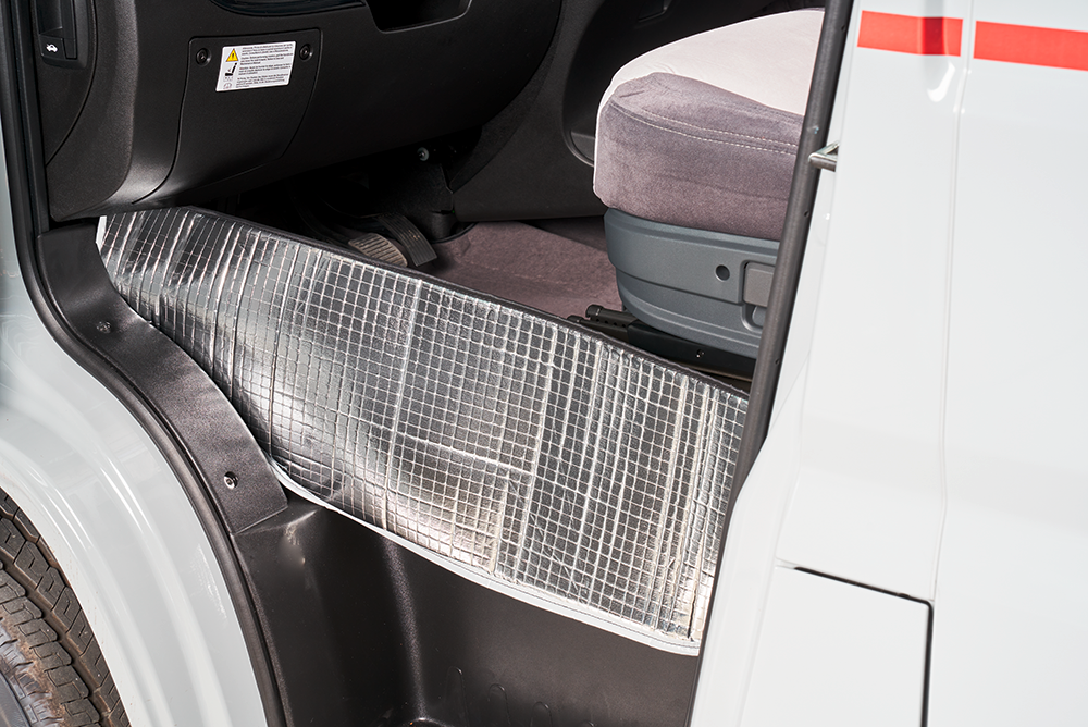 Gulvisolering for Ford Transit fra 2014 lysegrå montert i førerhuset