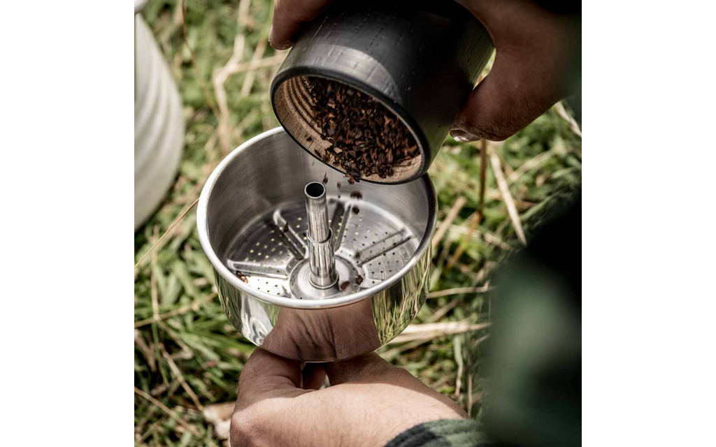 Håndkaffekvern med justerbar malegrad støpejern Petromax montert på bord
