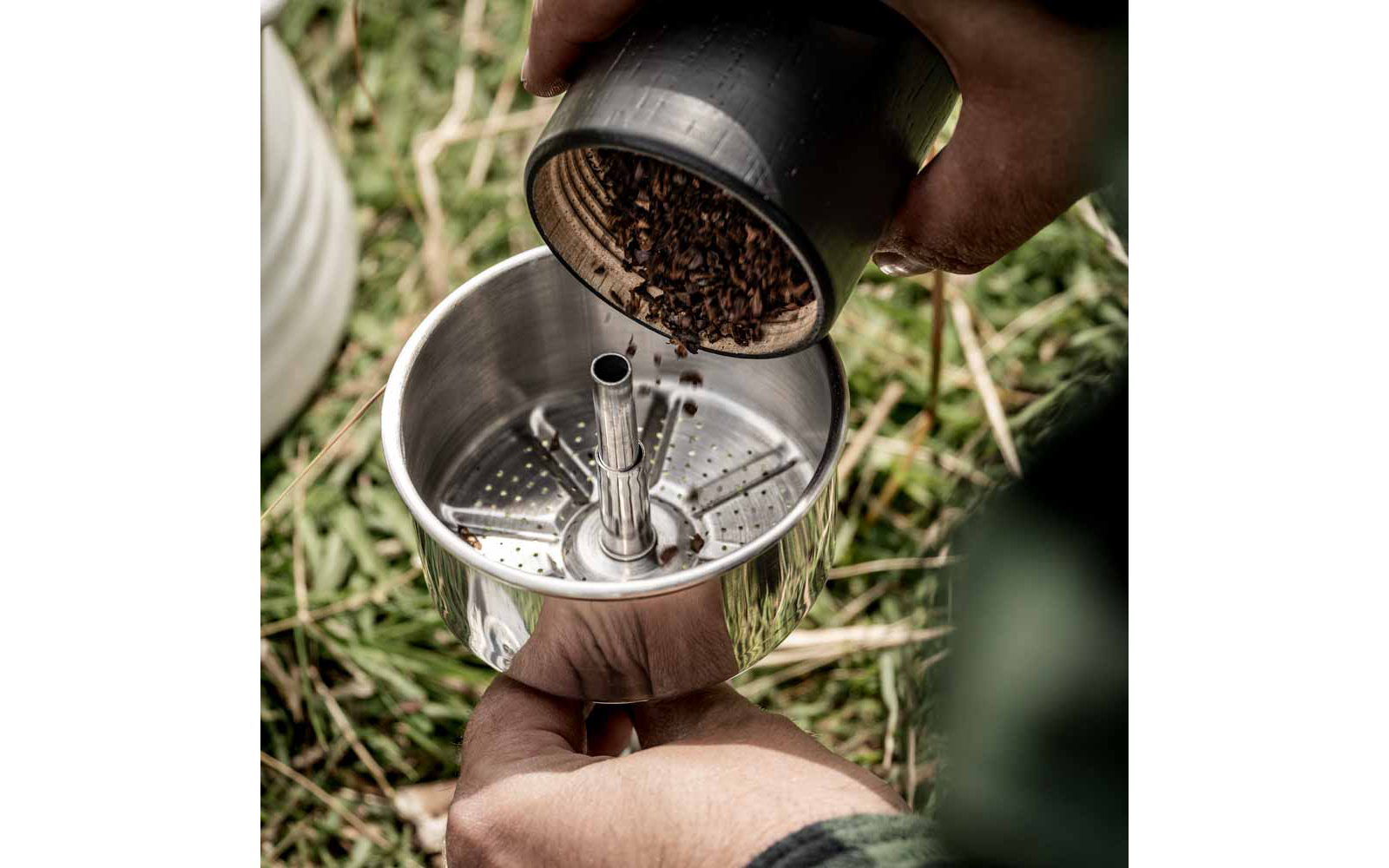 Håndkaffekvern med justerbar malegrad støpejern Petromax montert på bord