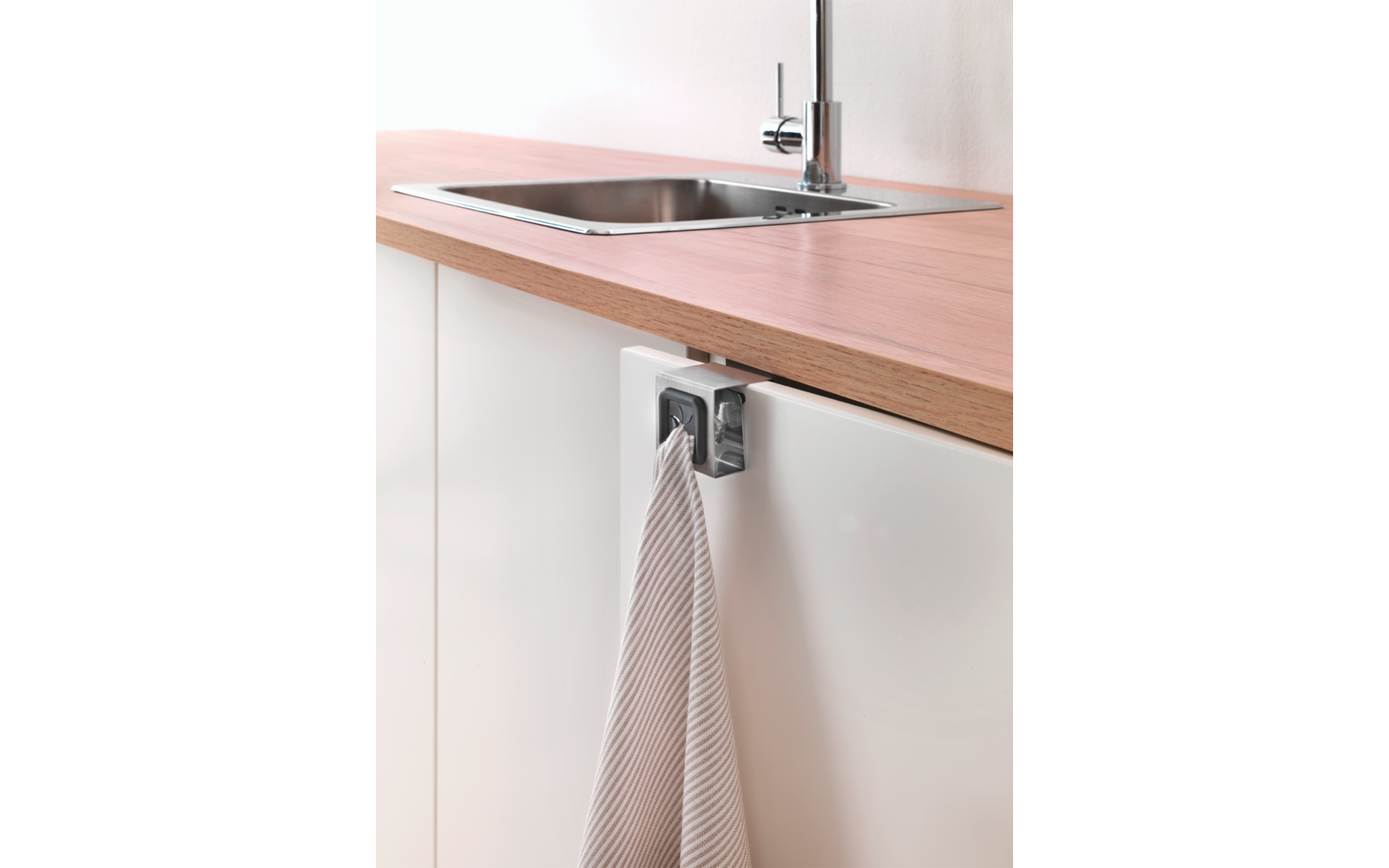 Håndkleholder rustfritt stål 5 x 4 x 5 cm for skapdør Metaltex bakside