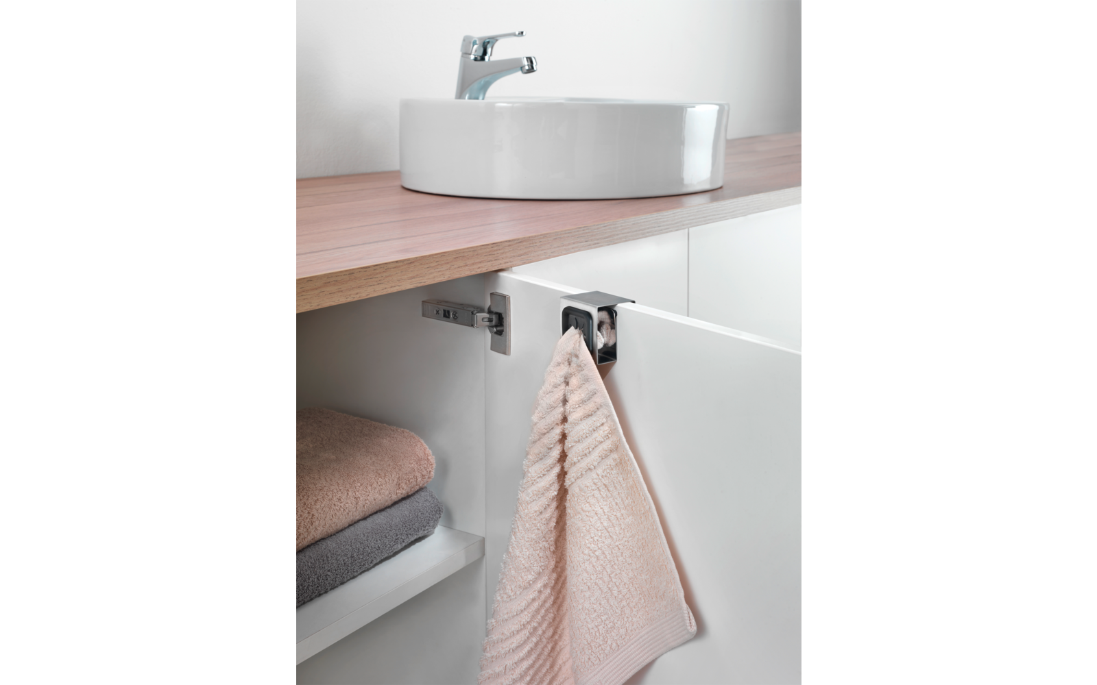 Håndkleholder rustfritt stål 5 x 4 x 5 cm for skapdør Metaltex nærbilde av klemmefunksjon