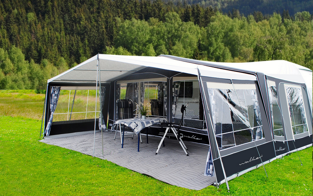 Helårsfortelt Atrium 300 antrasitt stålstang montert på campingvogn