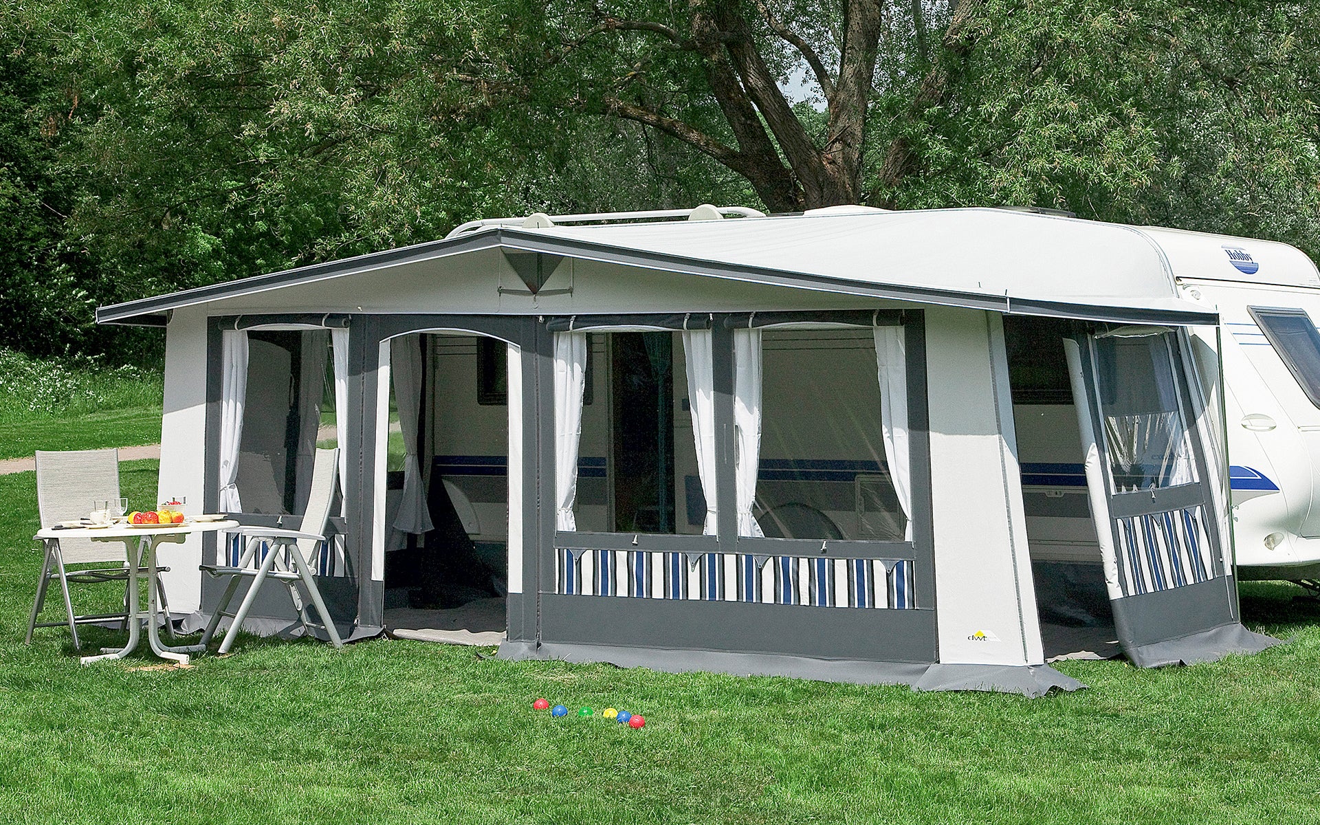 Helårsfortelt Carat 2 6-delt 240 cm dybde 28 mm stål hvit/grå montert på campingplass