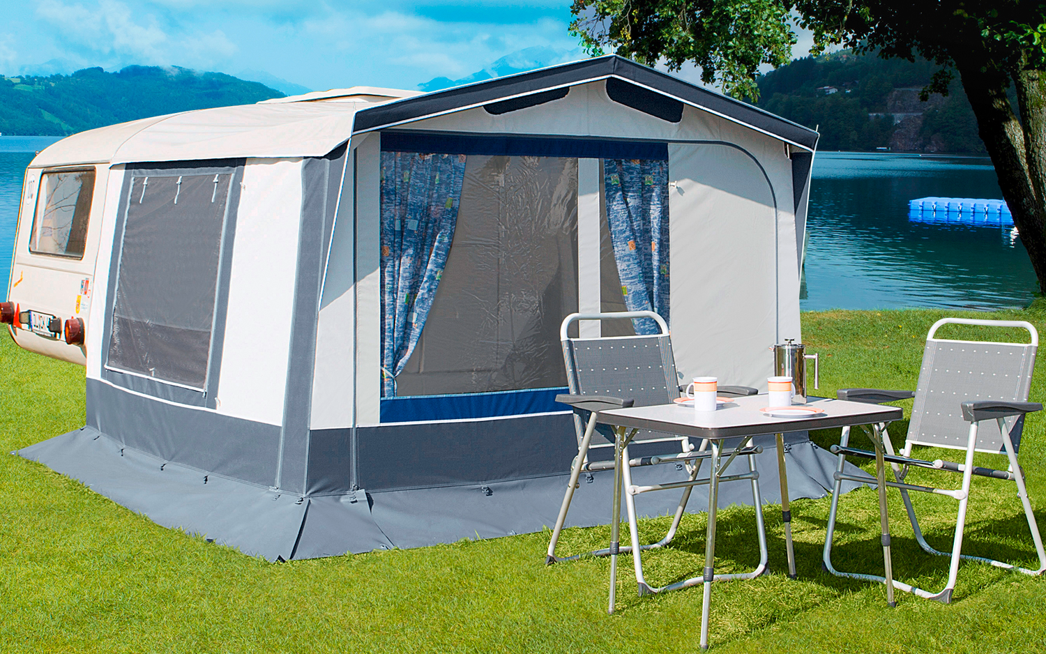Helårsfortelt for QEK Junior campingvogn forfra med inngang