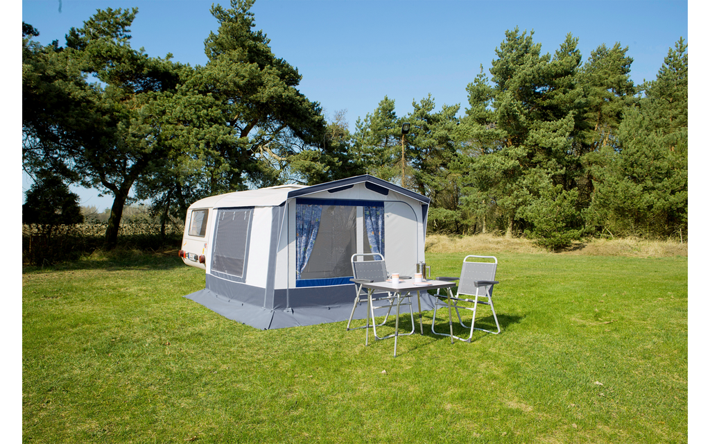 Helårsfortelt for QEK Junior campingvogn bakside med vinduer