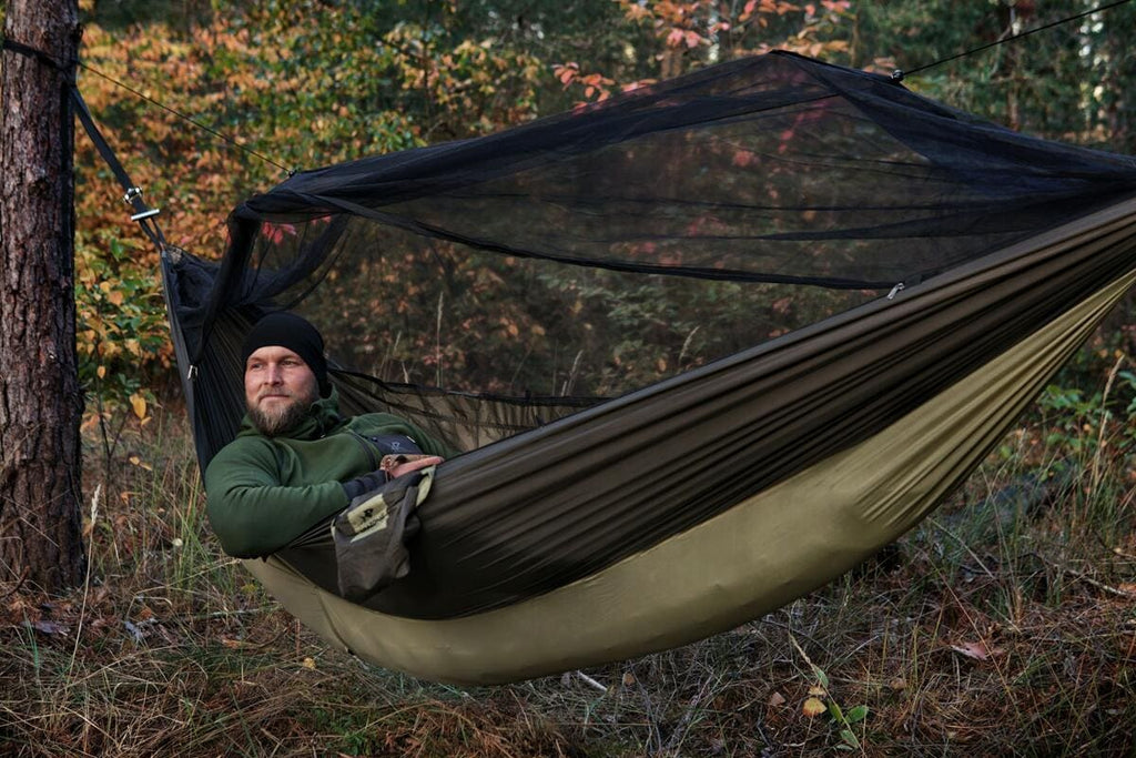 Hengekøye XXL med myggnett og termolomme Amazonas i bruk utendørs