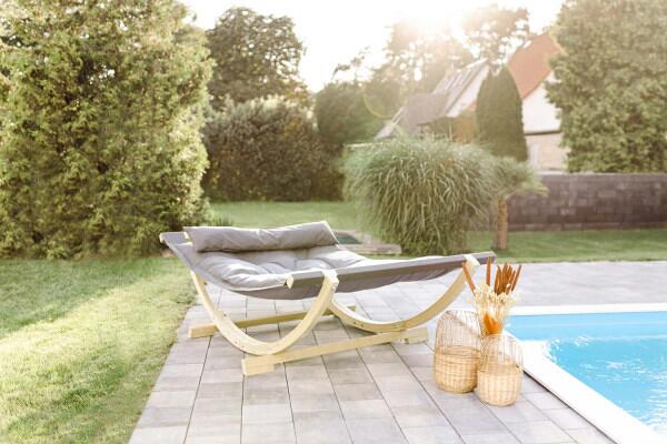 Hengesofa Lounge Bed 190x130 cm antrasitt montert i hage