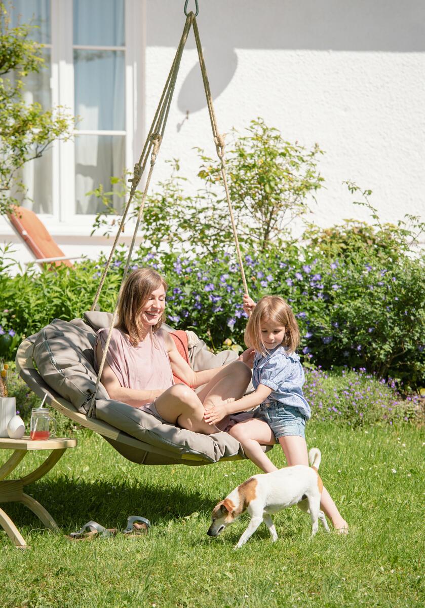 Bruk av Hengestol Swing Nest 140 cm pute taupe utendørs
