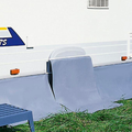 Hjulkassedeksel for enkeltakslet campingvogn 75 x 75 cm grå montert på hjulkasse