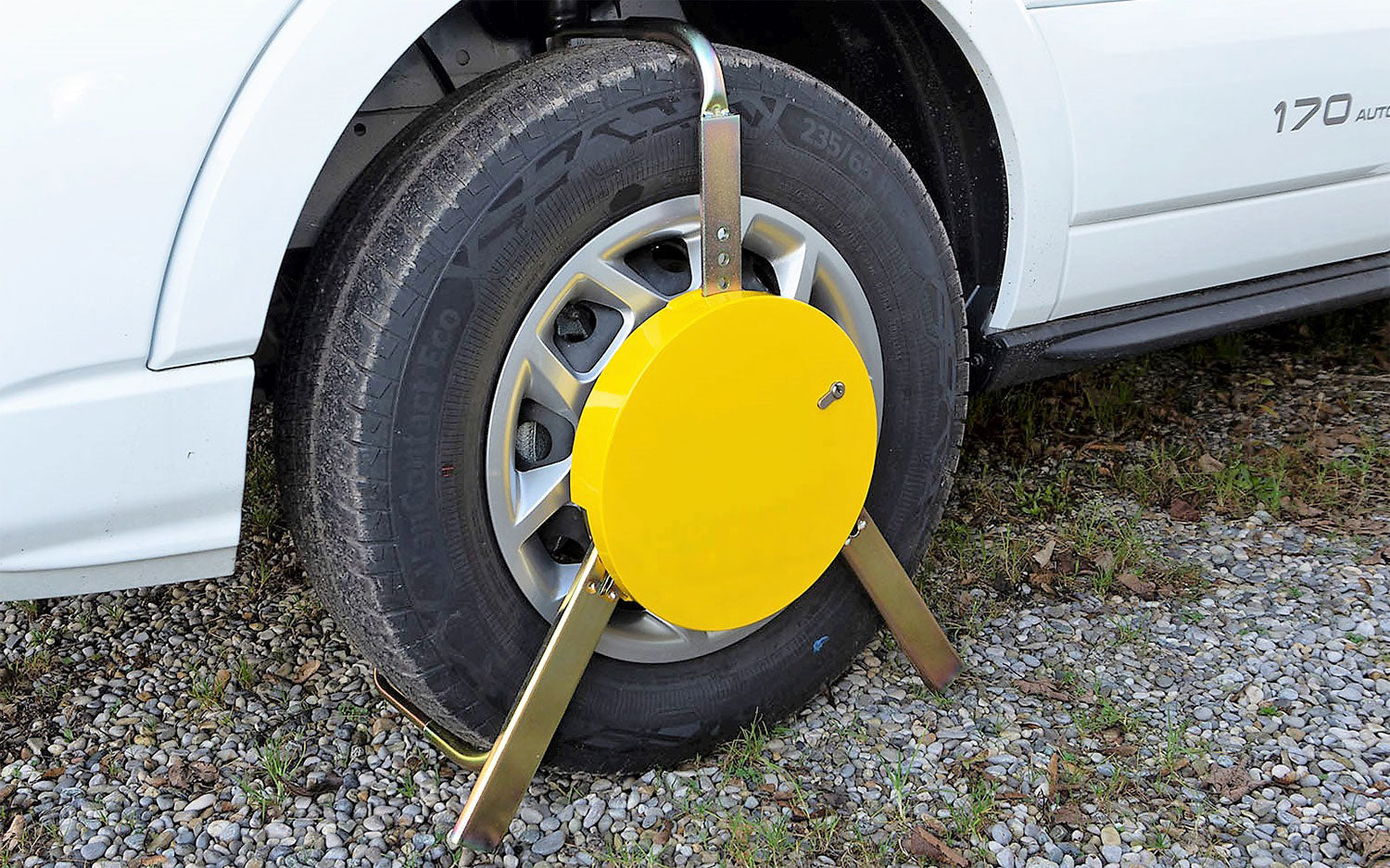 Hjulklo Modell A 2004 G for bobil og campingvogn montert på hjul