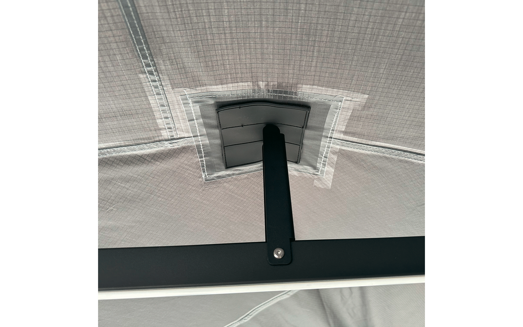 Markisestang detalj på Horizon 180-graders sidemarkise 2 m med LED