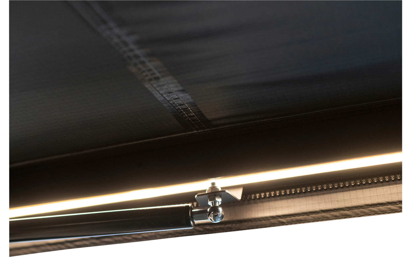 Horizon Straight frittstående markise 2 m med LED monteringsdetalj