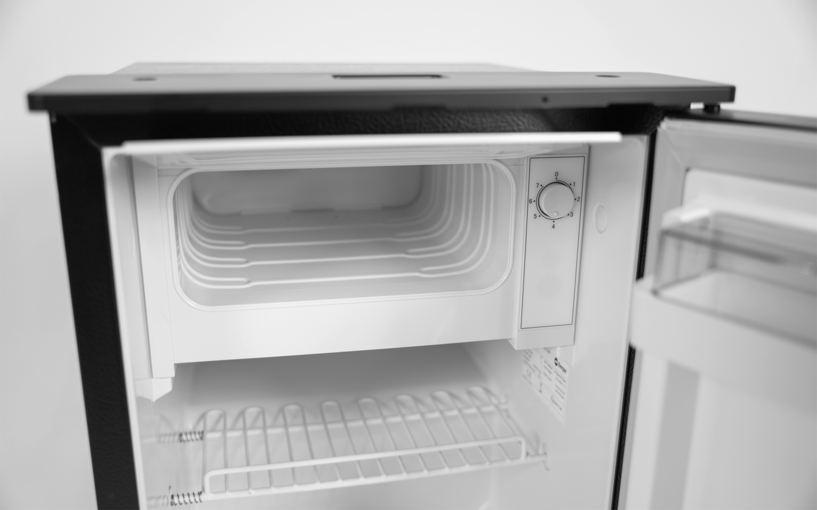 Nærbilde av kontrollpanel på Innbyggingskjøleskap BKS50 44 liter 12/24 V svart