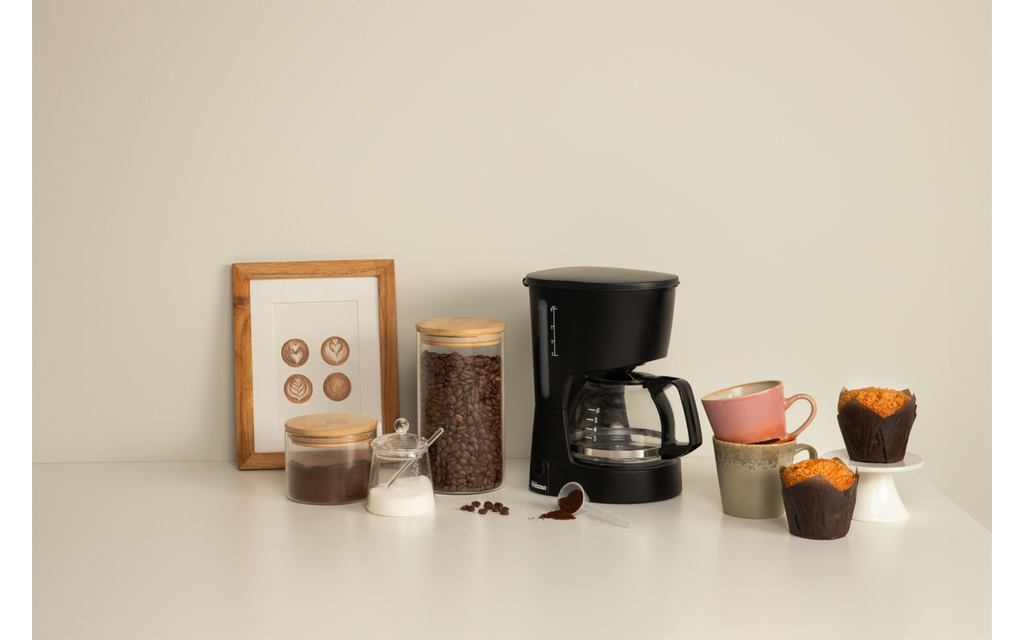Kaffemaskin CM-1246 svart med kopp og brygget kaffe