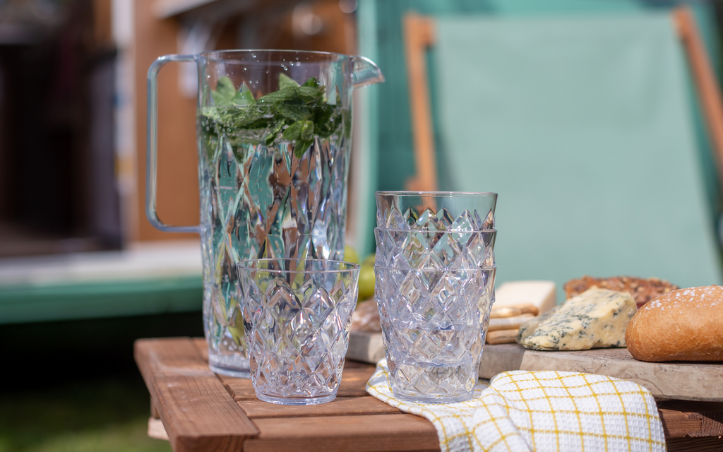 Bakside av Karaffel Crystal med 4 drikkeglass 1,6 l fra Koziol