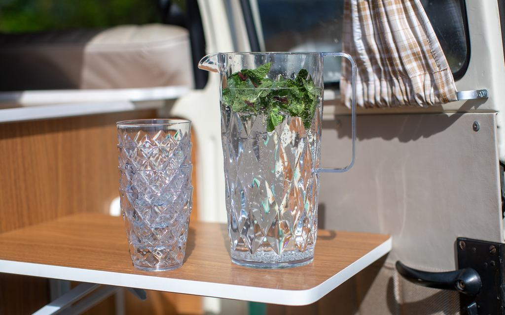 Detalj av Karaffel Crystal med 4 drikkeglass 1,6 l i transparent termoplast