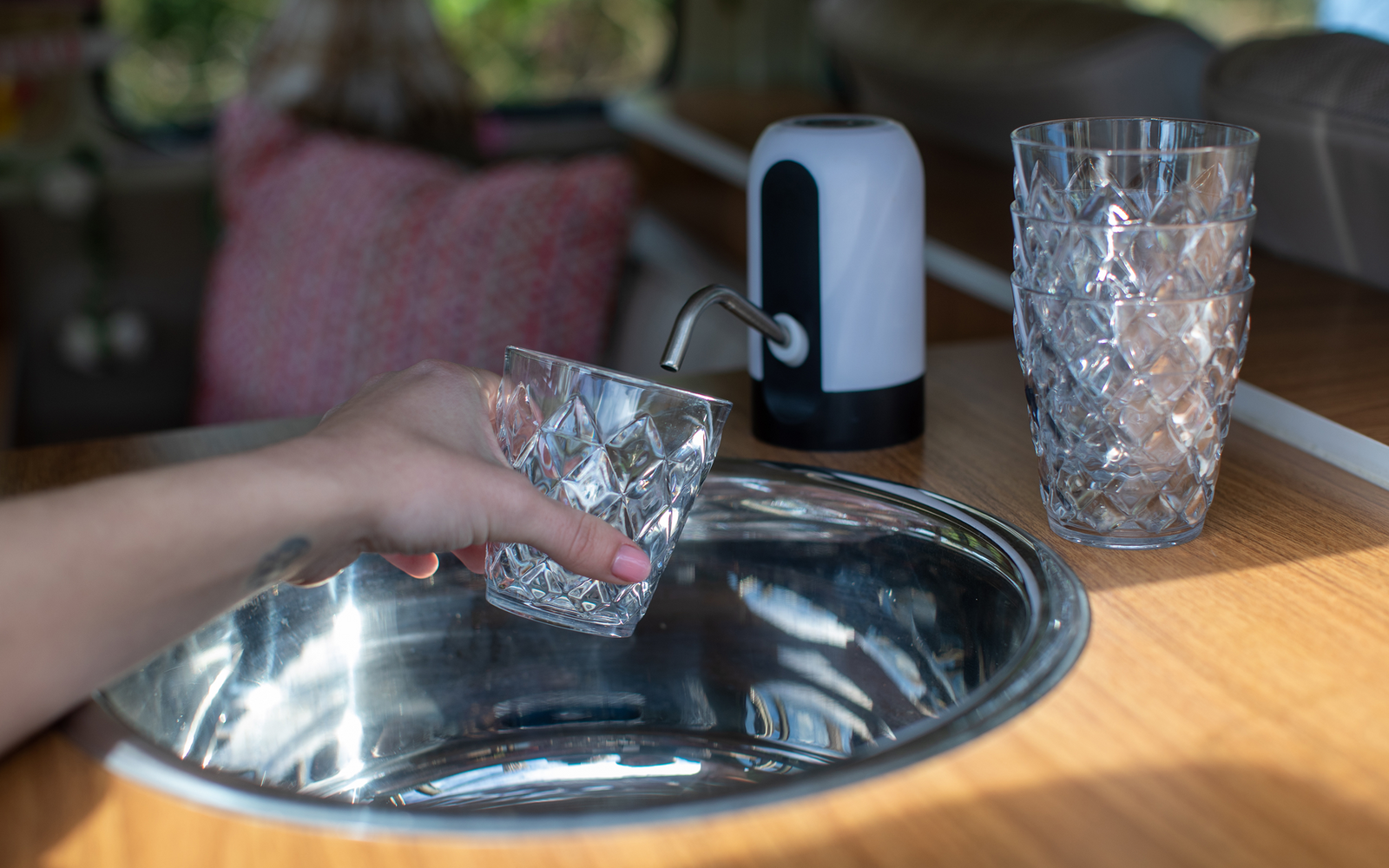 Montert Karaffel Crystal med 4 drikkeglass 1,6 l BPA-fri fra Koziol på bord