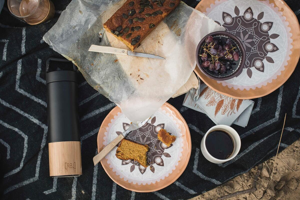 Keramikkrus med bambusunderlag 200 ml magnetfeste i bruk med kaffe