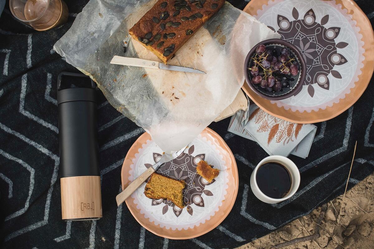 Keramikkrus med bambusunderlag 200 ml magnetfeste i bruk med kaffe