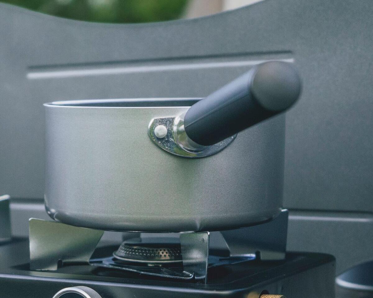 Nærbilde av keramisk non-stick overflate i Keramisk kasserolle Feast 1,5 l med avtakbart håndtak - Outwell