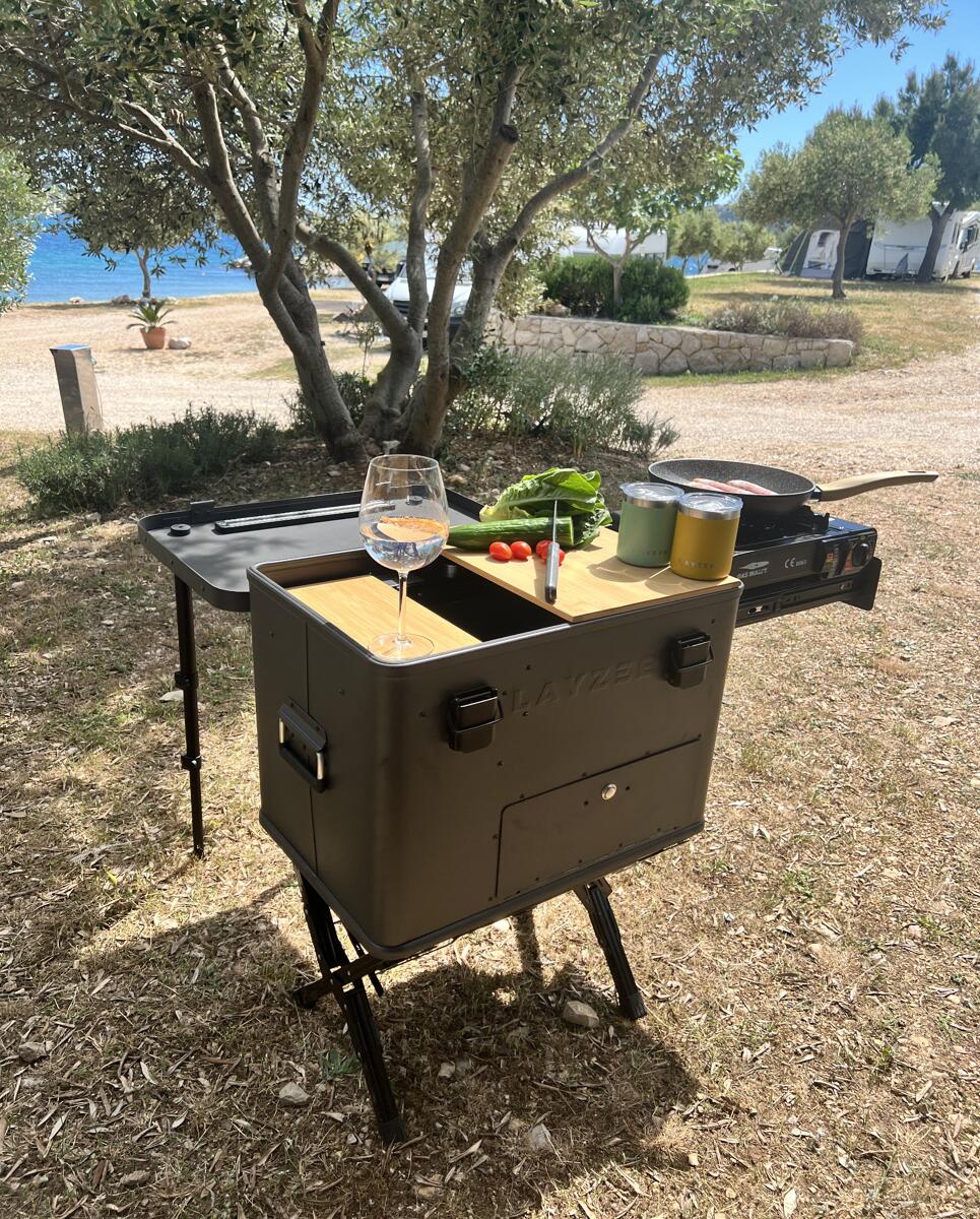 Kjøkkenboks Classic aluminium 58x40x42cm med vindbeskyttelse - Layzee med sammenleggbare ben