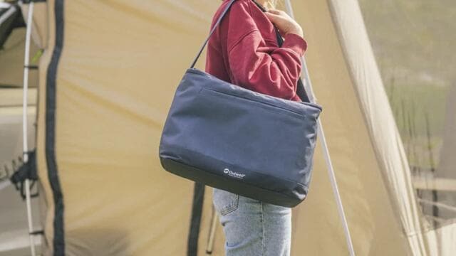 Nærbilde av isblokk og innvendig nettlomme i Kjøleveske Petrel 20L polyester med skulderrem blå - Outwell