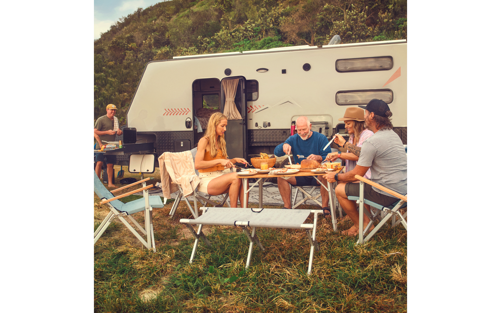 Nærbilde av foldemekanisme på Klappbar sittebenk GO Compact Camp Bench silt