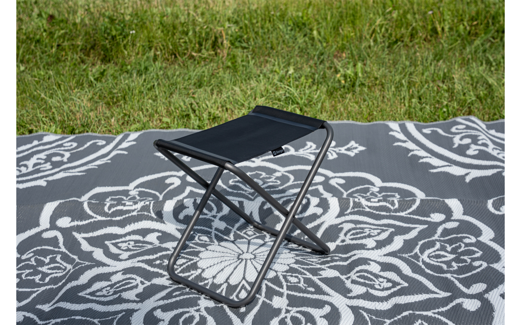 Klappkrakk Iseo XL svart montert på campingplass
