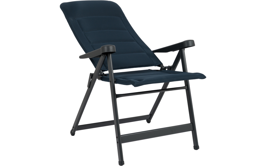 Klappstol AL/240-DL-40 L mørkegrå montert i campingmiljø