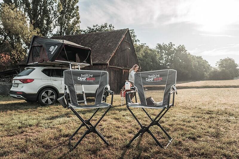 Klappstol med høy rygg 54x40 cm seteflate grå CAMPWERK sammenfoldet for transport
