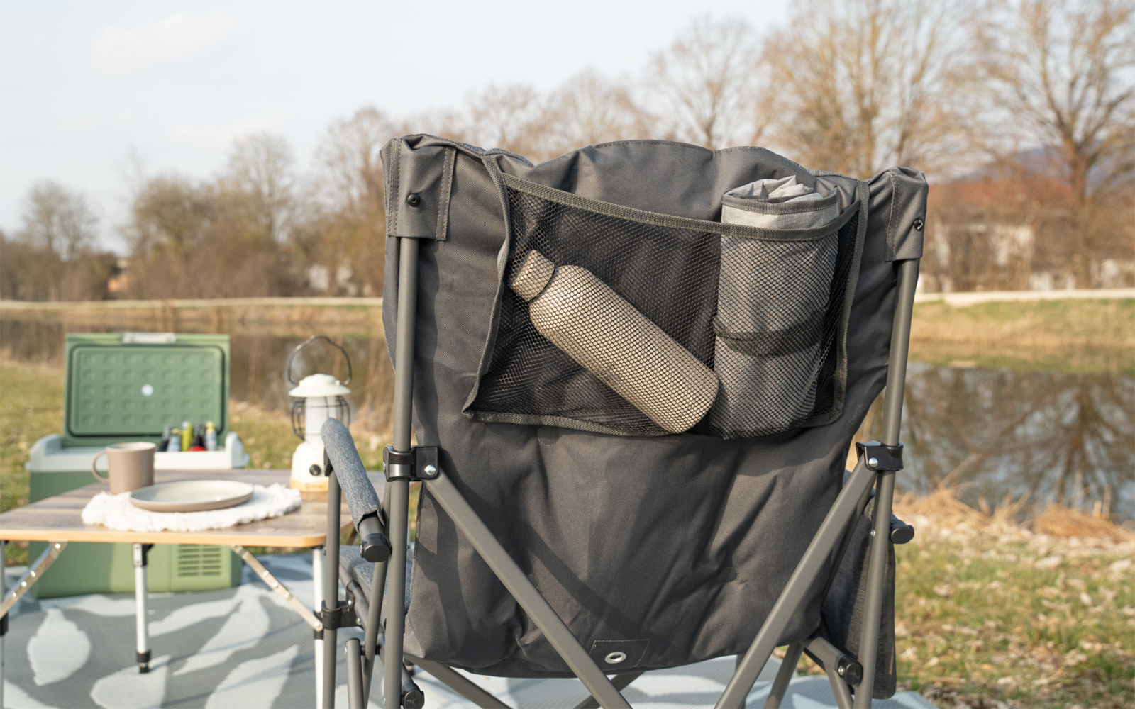 Klappstol San Pedro med polstring og oppbevaringslommer i bruk ved campingbord