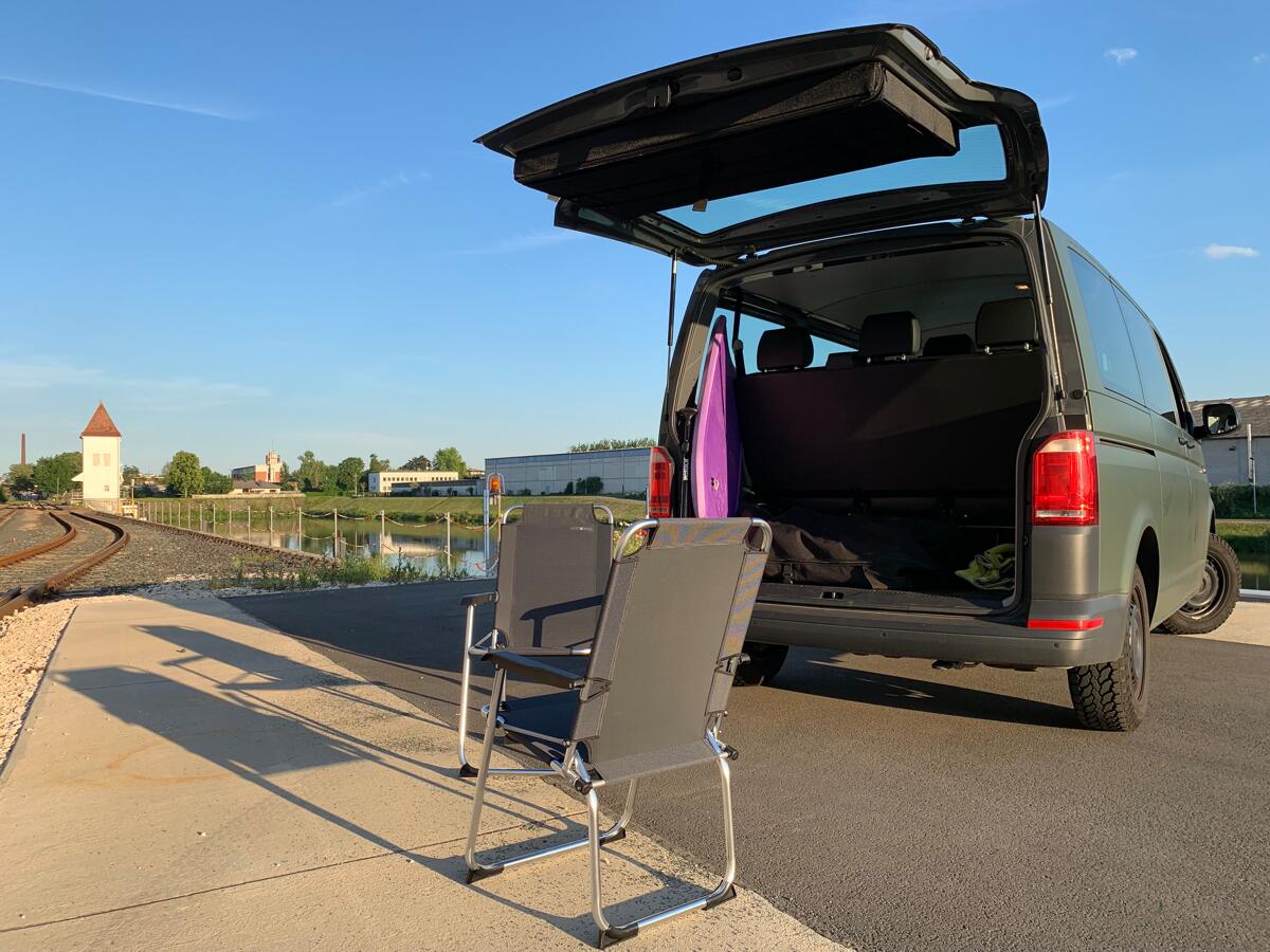 Klappstolsett chairBOXX med baklukemudul for VW T5/T6 montert i bil